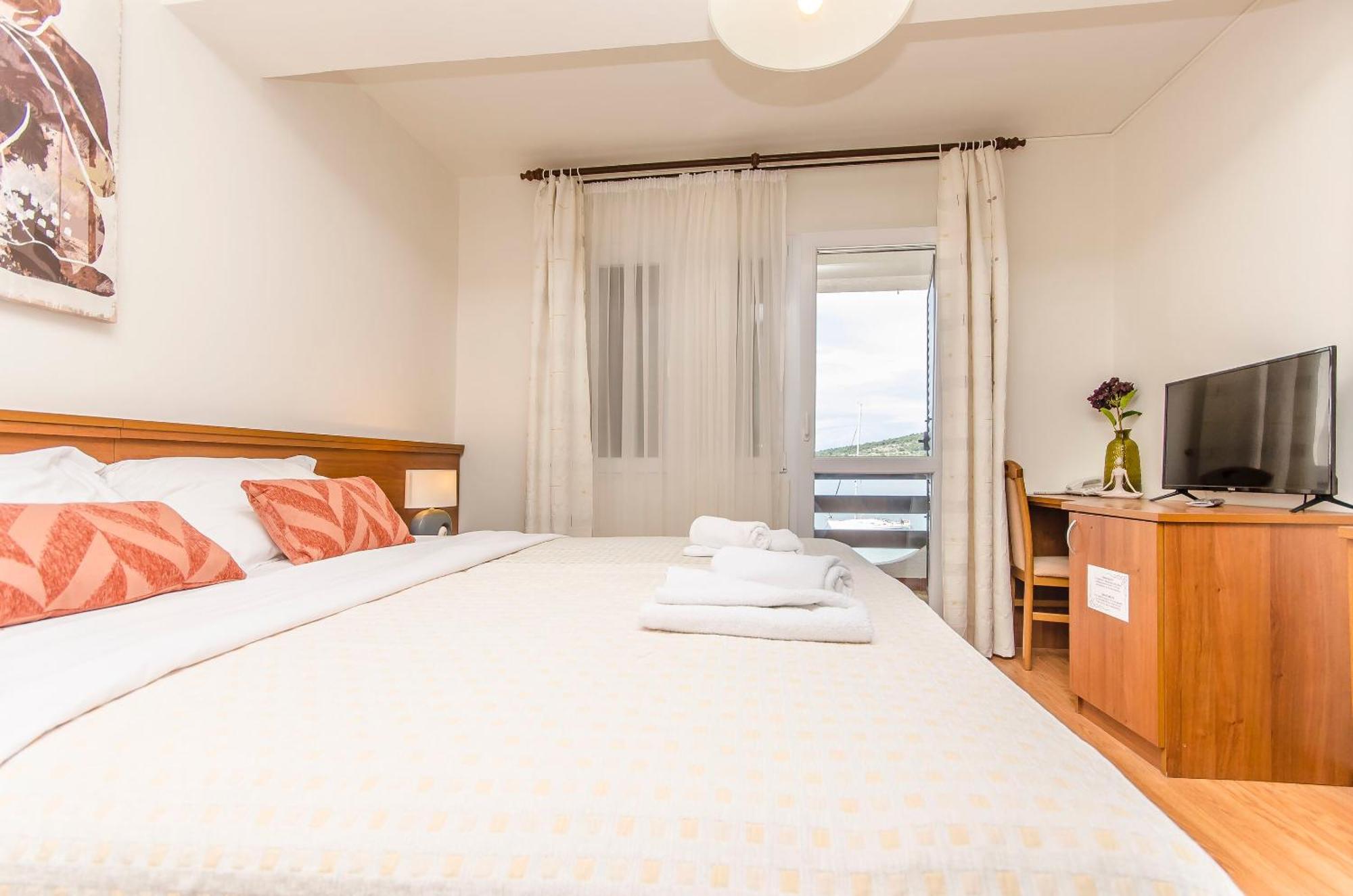 House Hotel Plava Laguna Tisno Exterior photo