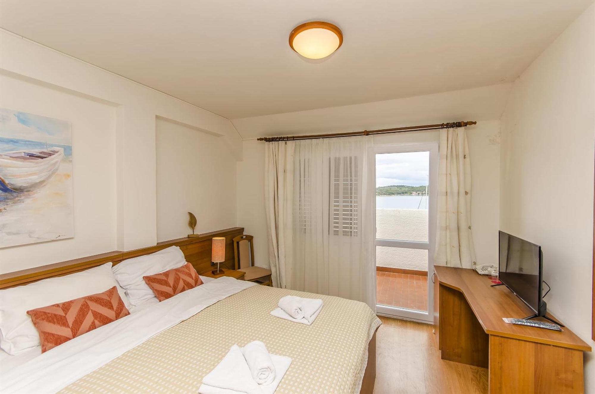 House Hotel Plava Laguna Tisno Exterior photo