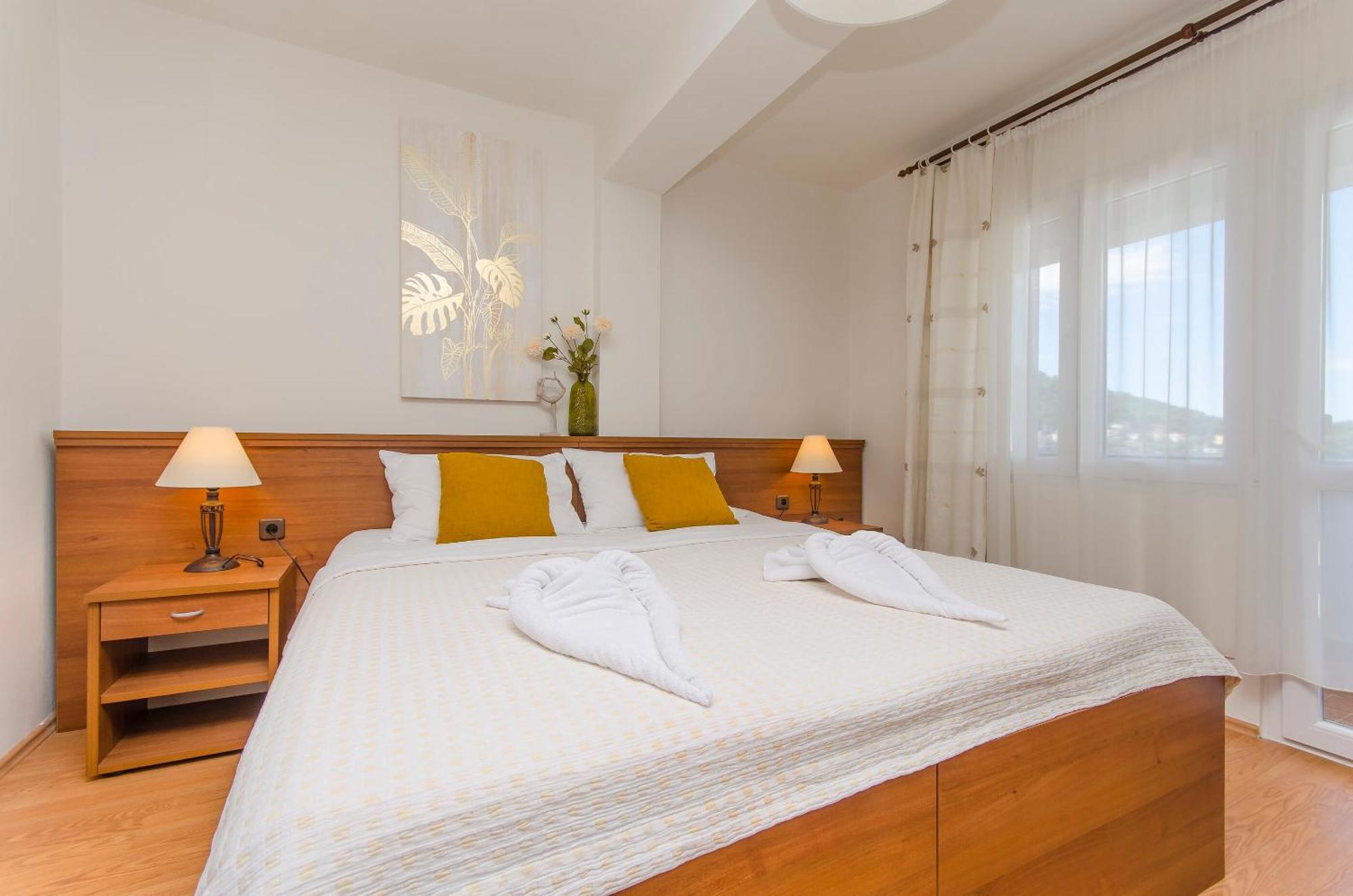 House Hotel Plava Laguna Tisno Exterior photo